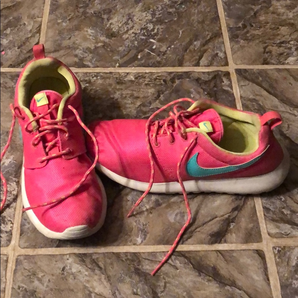 Nike shoes sneaker, tennis shoes size 5.5 Y.